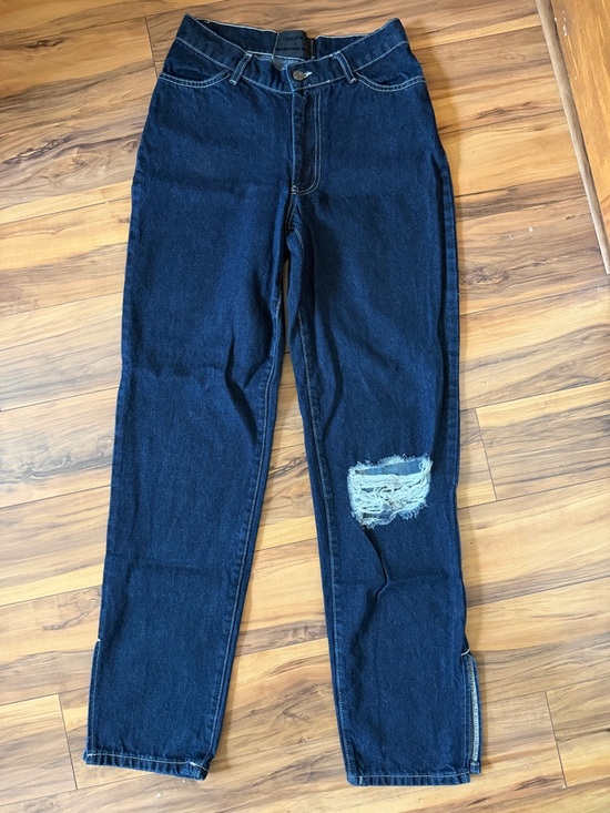 Boohoo Denim - Boohoo x Madison Beef Dark Wash split hem Jeans with rip knee